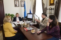 Казахстанский дирижер Абзал Мухитдинов встретился с министром культуры Галиной Зотеевой