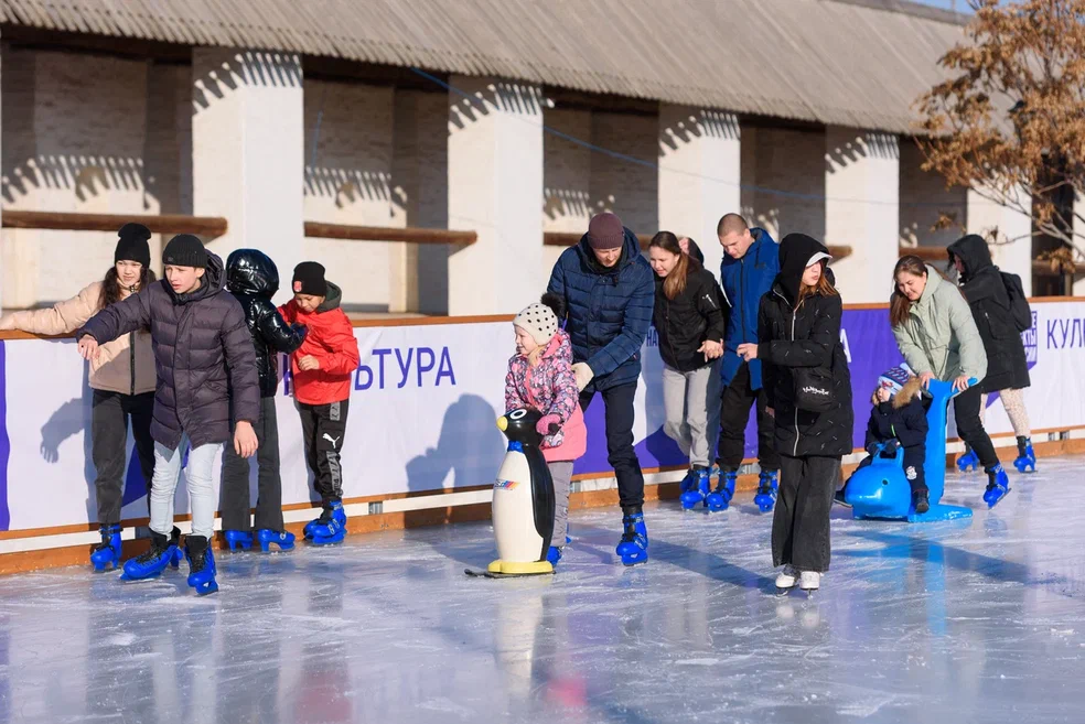 В минувшие выходные в Астраханском Кремле прошли благотворительные сеансы катаний на ледовых сценических площадках