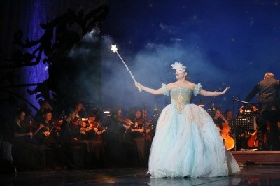 Сегодня на Большой сцене Астраханского театра Оперы и Балета премьера! Праздничный концерт "Новогодний маскарад"!