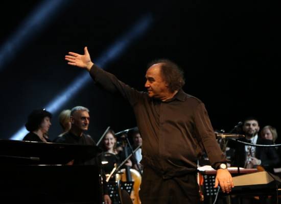 На сцене Астраханского театра Оперы и Балета выступил знаменитый джазовый музыкант Сергей Манукян