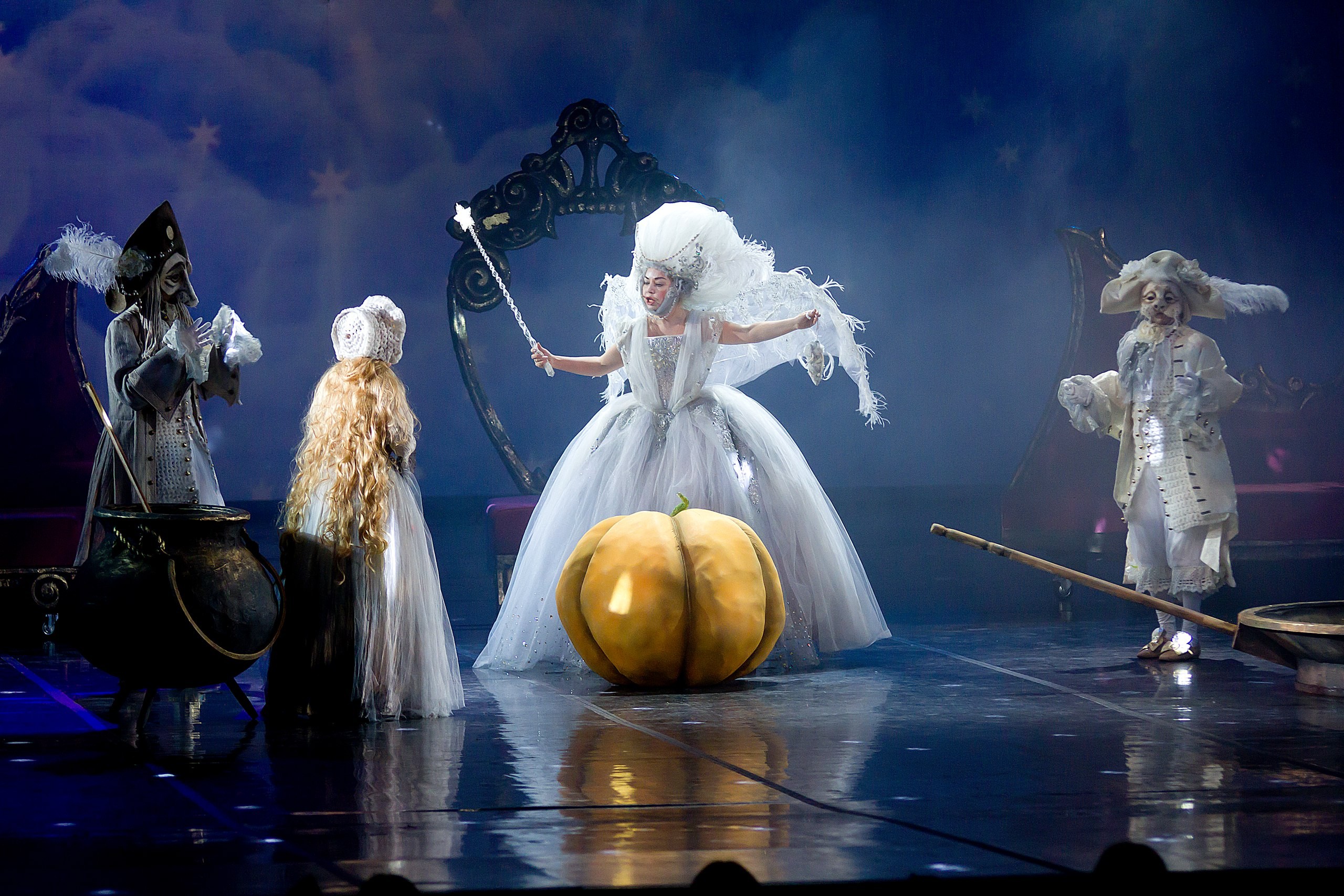 На Большой сцене Астраханского театра Оперы и Балета вновь сказка "Хрустальный башмачок"