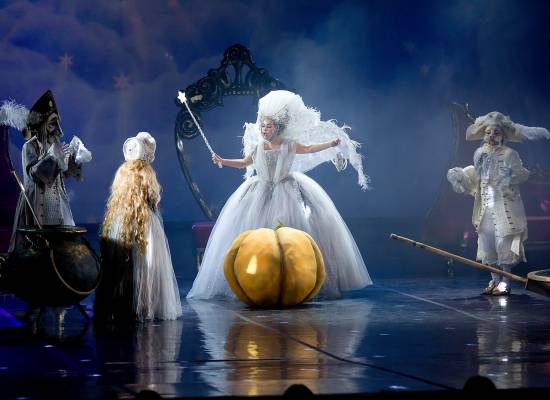 На Большой сцене Астраханского театра Оперы и Балета вновь сказка "Хрустальный башмачок"