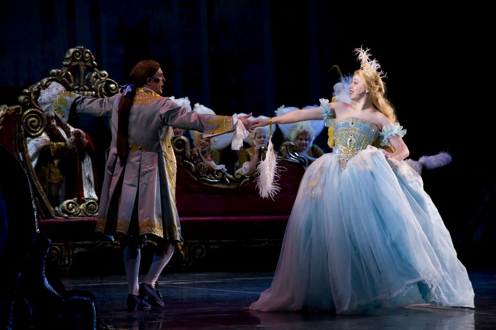 Сегодня на сцене Астраханского театра Оперы и Балета вновь волшебная сказка "Хрустальный башмачок"!