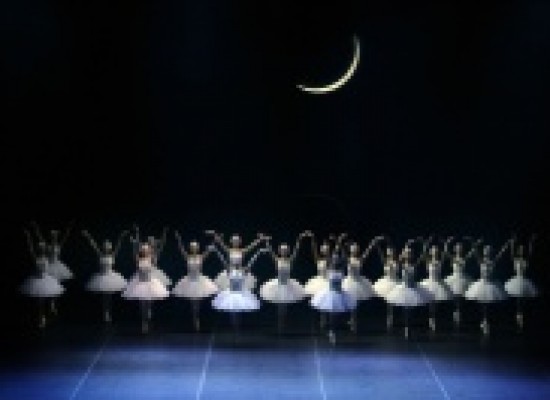 На Большой сцене балет Чайковского "Лебединое озеро"!