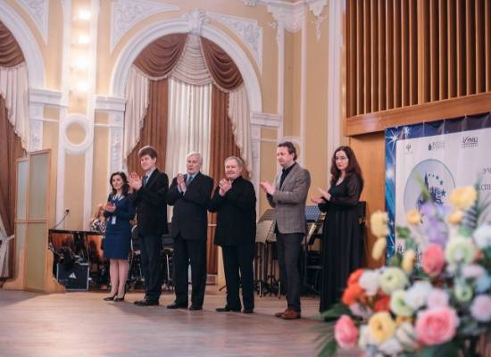 Юные дарования из 12 регионов России соревнуются в исполнительском мастерстве