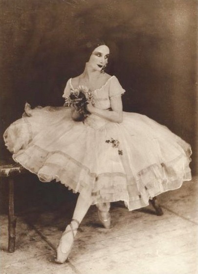 186 лет назад в балете впервые использовано платье под названием «пачка»