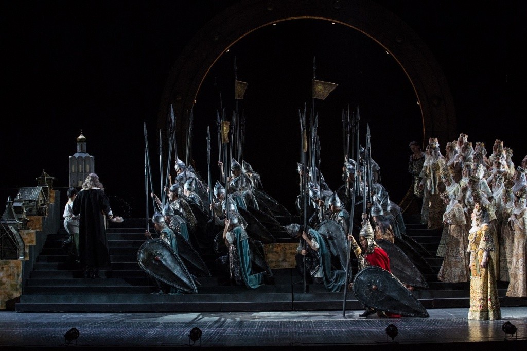 23 февраля эпическая опера «Князь Игорь» на сцене  Астраханского театра Оперы и Балета