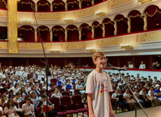 На большой сцене Астраханского театра оперы и балета проходят репетиции к Всероссийскому фестивалю «Поют дети России»
