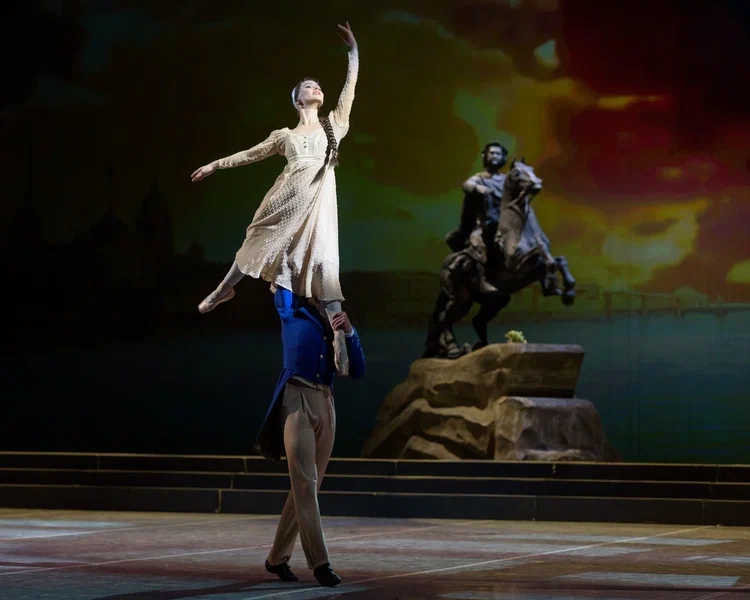 Знаменитая поэма Пушкина, великий балет Глиэра, гимн Санкт-Петербурга на сцене Астраханского театра оперы и балета